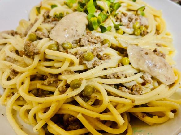 Leckere Bolognese Familenbolognese mit Champignons und Erbsen