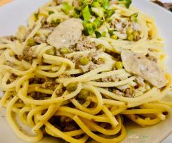 Leckere Bolognese Familenbolognese mit Champignons und Erbsen