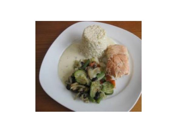 Gefüllter Lachs mit Gemüse und Kräutersoße
