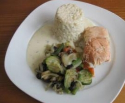 Gefüllter Lachs mit Gemüse und Kräutersoße