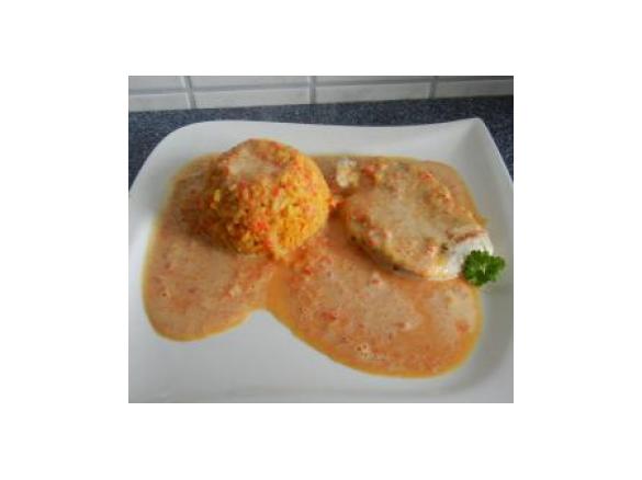 Gelbreis mit Gemüsesoße und Hähnchen-Minutenschnitzel 