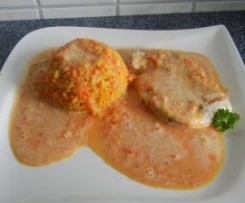 Gelbreis mit Gemüsesoße und Hähnchen-Minutenschnitzel 