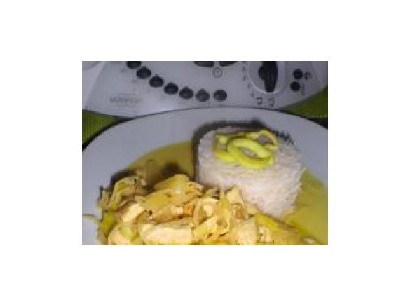 Hühnchen-Curry mit Ananas und Kokosmilch an Reis