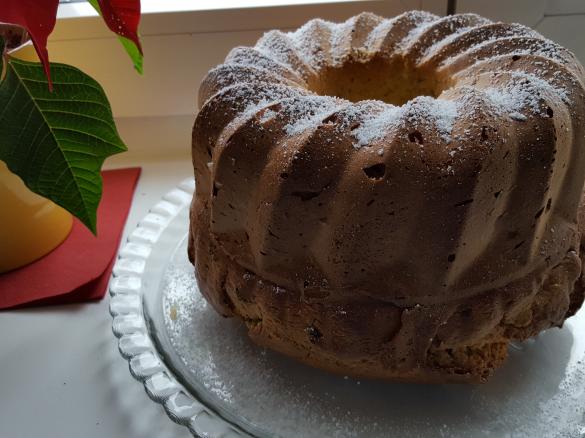 Hefe-Gugelhupf mit Rumrosinen