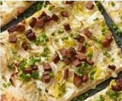 Flammkuchen mit Lauch und Schinken