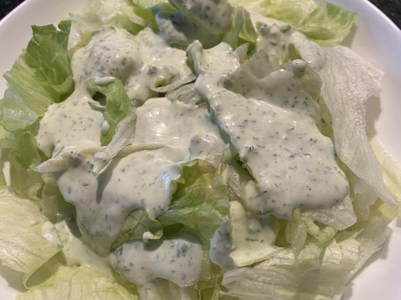 Eisbergsalat mit Kräuter-Joghurt-Dressing