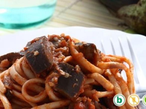 Pasta mit frittierten Auberginen (Pasta con le melanzane fritte)