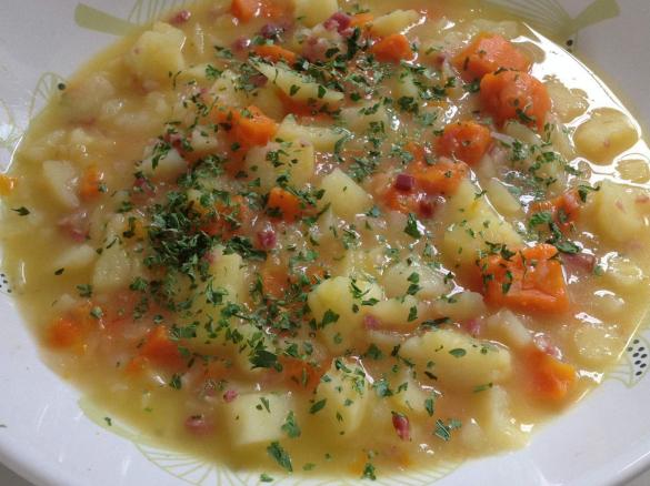 Kartoffelsuppe mit leckeren Stücken
