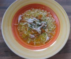 Hühnersuppe mit Gemüse und Nudeln