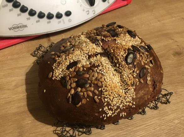 Dinkel-Chia Brot mit Mandeln