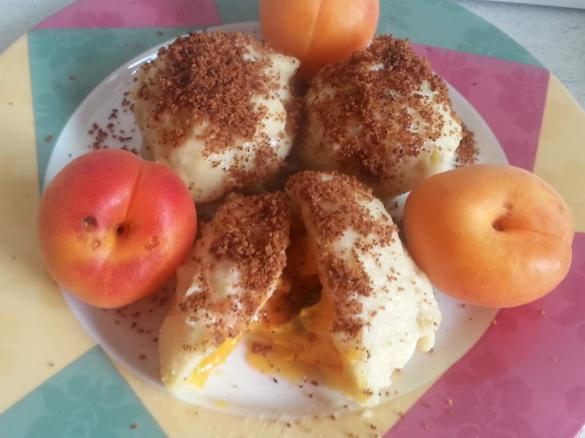 Aprikosenknödel mit Kartoffelteig