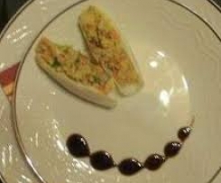 Vorspeisensalat auf Chicoreéschiffchen