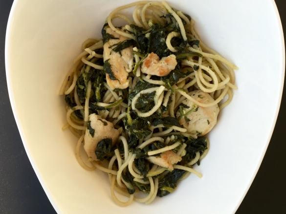 Spaghetti mit Spinat-Rahmsoße und Hähnchen