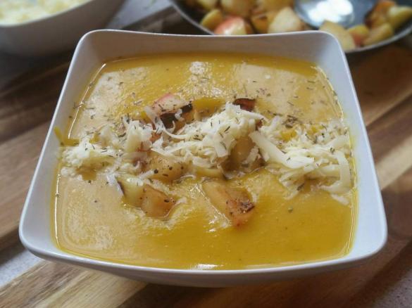 Kürbis-Möhren-Suppe mit gebratenem Apfel und Cheddar