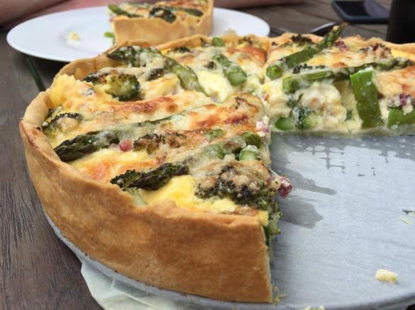 Quiche mit grünem Spargel und Brokkoli