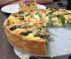 Quiche mit grünem Spargel und Brokkoli
