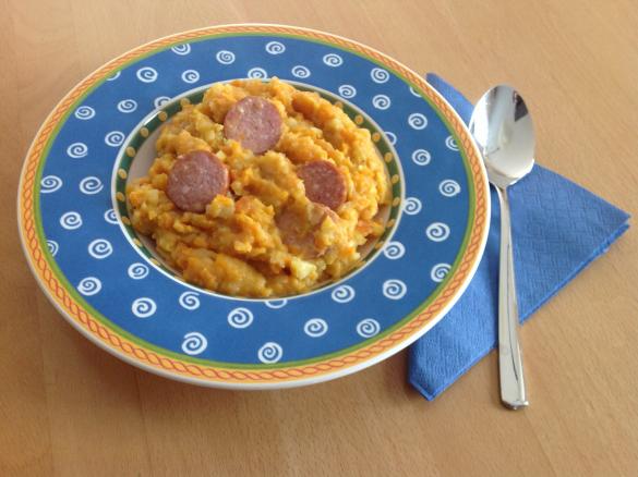 Möhren und Kartoffeln untereinander / Möhrengemüse mit Mettwürstchen