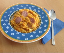 Möhren und Kartoffeln untereinander / Möhrengemüse mit Mettwürstchen