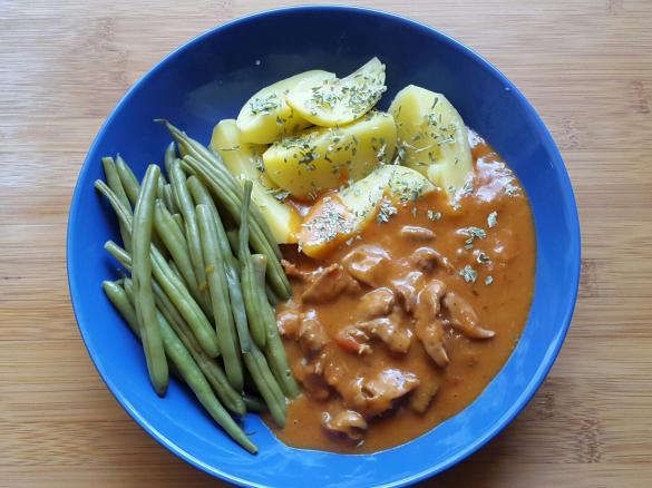Hähnchenmägen Gulasch mit Buschbohnen und Kartoffeln