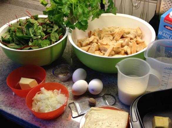 Semmelknödel-Auflauf mit Spinat und Mangold