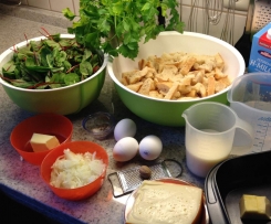 Semmelknödel-Auflauf mit Spinat und Mangold