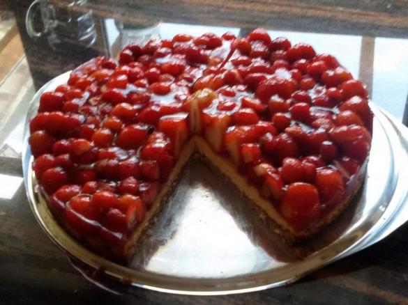 Erdbeerkuchen mit Biskuit-Nuss-Boden