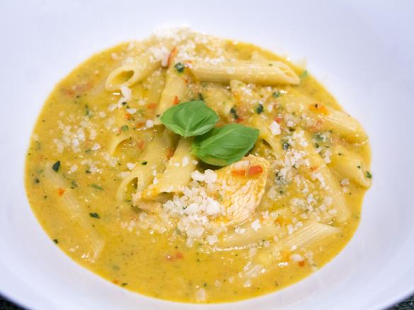 Zucchini-Paprika-Nudeln mit Pute