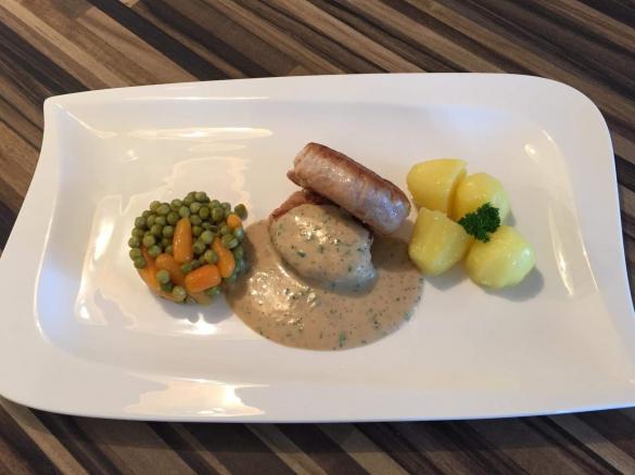 Schweine-Medallion mit Neuen Kartoffeln, Erbsen und Möhren und Pfeffer Sauce