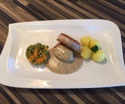 Schweine-Medallion mit Neuen Kartoffeln, Erbsen und Möhren und Pfeffer Sauce