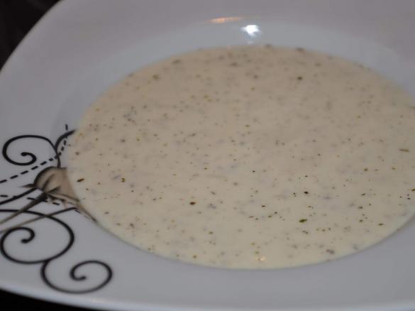 Yayla Corbasi (Türkische Joghurt-Minz-Suppe)