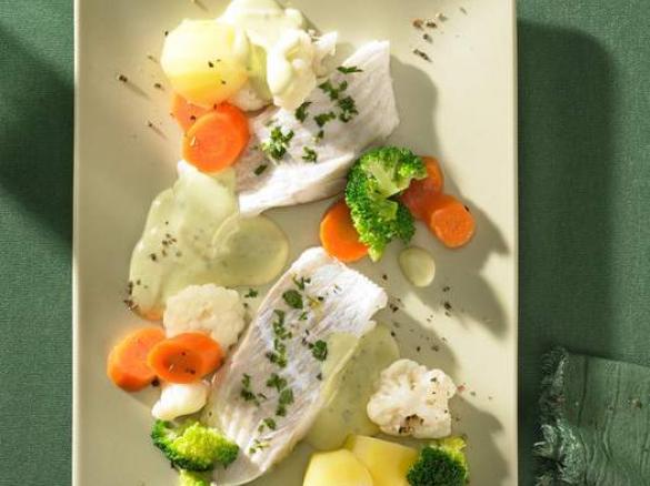 Gemüse-Fischplatte mit leichter Käsesoße