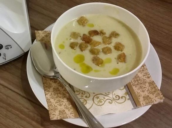 Weißkohl-Cremesuppe mit Trüffelöl und/oder Räucher lachs