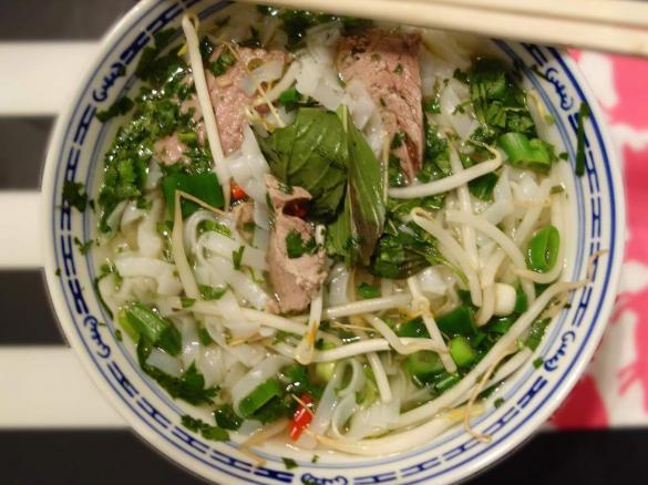 Pho Bo - Vietnamesische Reisnudelsuppe