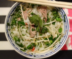Pho Bo - Vietnamesische Reisnudelsuppe