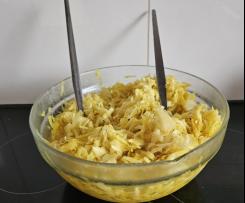 Krautsalat mit Speckwürfeln