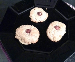 Variation von Haselnussmakronen (mit ganzen Eiern)