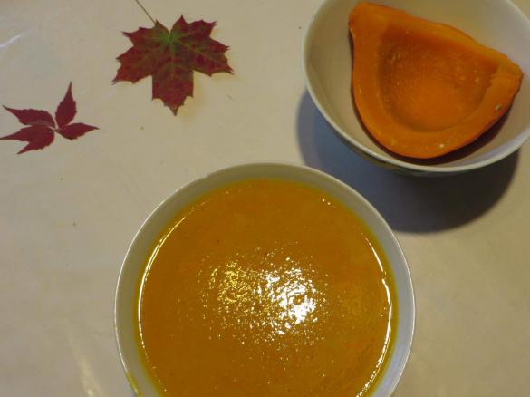 Kürbissuppe mit Gemüse gemixt