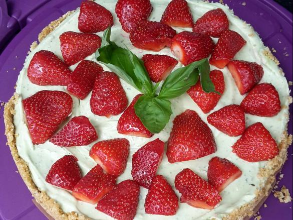 Basilikum Cheesecake mit Erdbeeren 