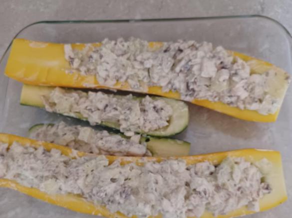 Gefüllte Zucchini mit Frischkäse und Champignons
