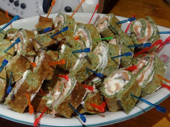 Bio-Spinat-Wraps mit Lachs gefüllt