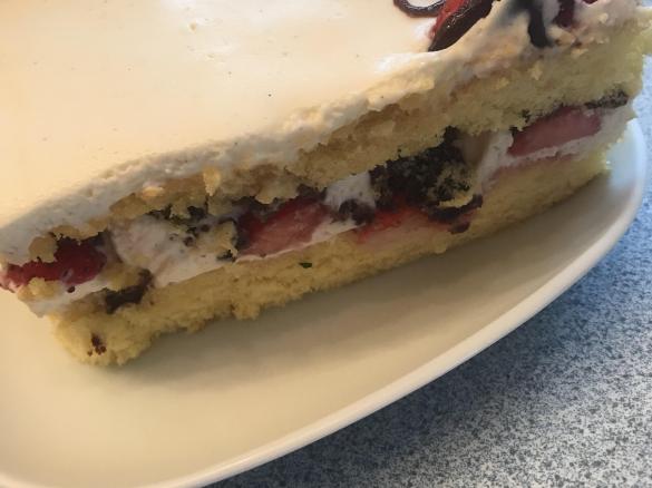 Biskuit-Erdbeer-Torte