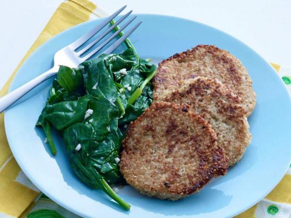 Quinaplätzchen mit Spinatsalat