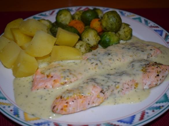 Lachsfilet mit Rosenkohl-Gemüse und Senf-Dill-Sauce