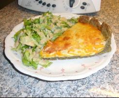 Kürbistarte an Endiviensalat mit Kartoffeldressing