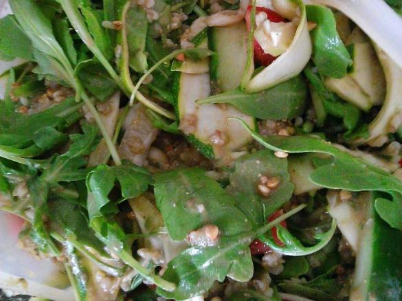 Salat mit Avocado Erdnuss Dressing - vegan -veggie - low fat - fitness - gesund - rohkost