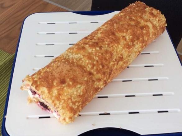 Biskuitrolle im Knuspermantel mit Beeren-Sahne-Füllung