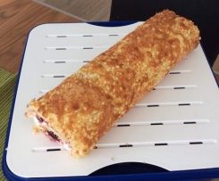 Biskuitrolle im Knuspermantel mit Beeren-Sahne-Füllung