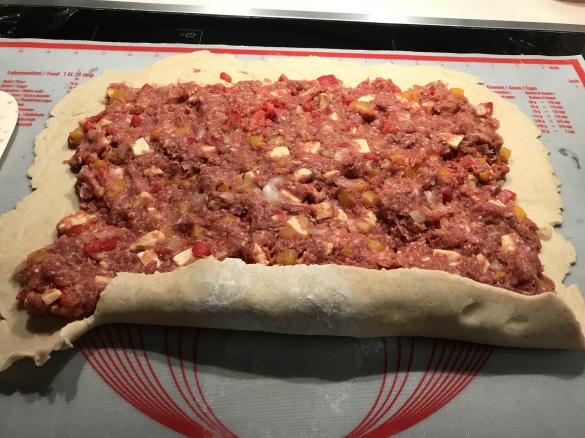 Salzige Quark-Öl-Teig Hackfleischrolle