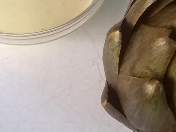 Artischocken mit Zitronen-Knoblauch-Mayonaise