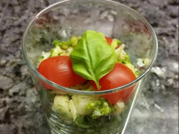 Variation von Brokkolisalat mit Pinienkernen